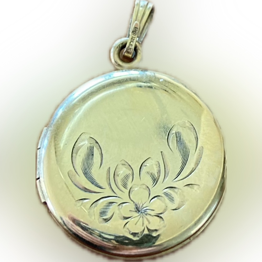 VNTG 12K Gold Floral Etched Locket